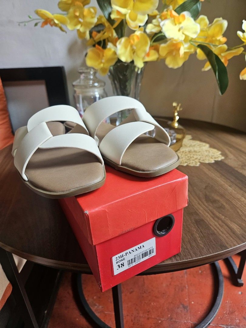 CLN Slides (Category: Flats & Sandals) located in Manila. Submitted by xandmerin (Listing ID 1465971443, Image 3). Description: BRAND NEW, fitted only Never been used 23H - PANAMA Slides Color: Bone Size: 38 With CLN Original Box Rfs: Wrong size, too small for me Price negotiable Sampaloc, Manila area.