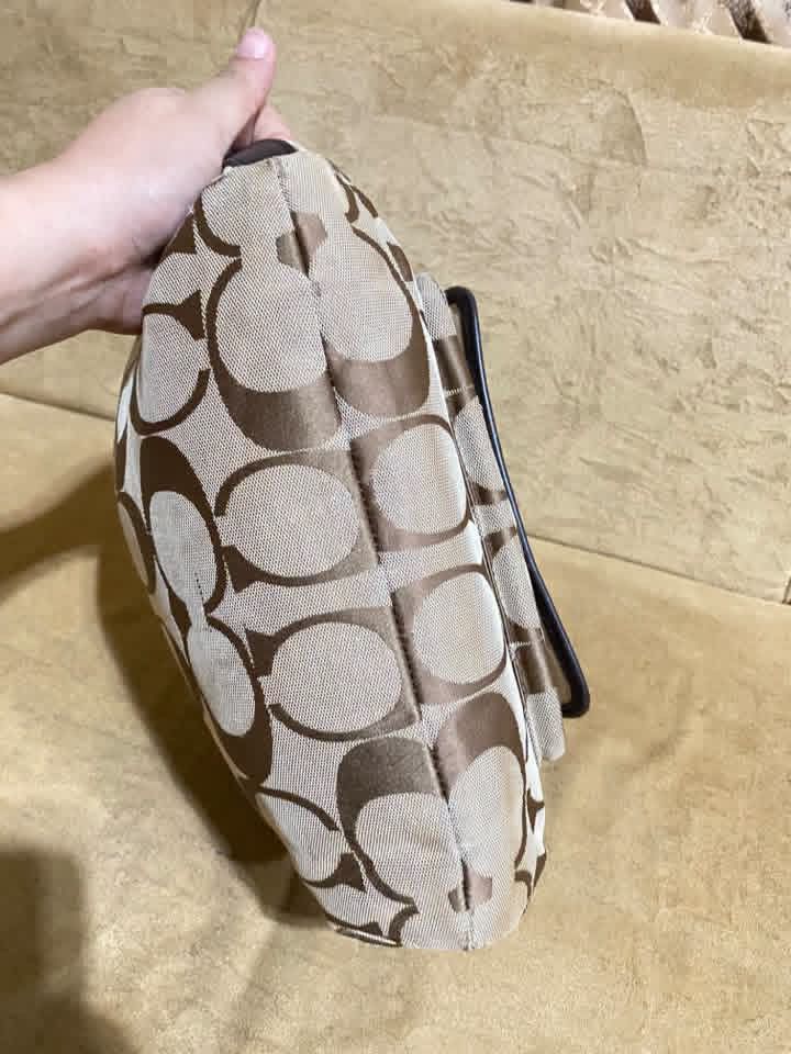 Coach (Category: Shoulder Bags) located in Dumaguete. Submitted by camillaolshoppe2 (Listing ID 1466075570, Image 3). Description: Authentic kotching May issues na needs laba at signs of usage sa hardware Yung strap nya dry na kaya may cracks still matibay pa With rubs.