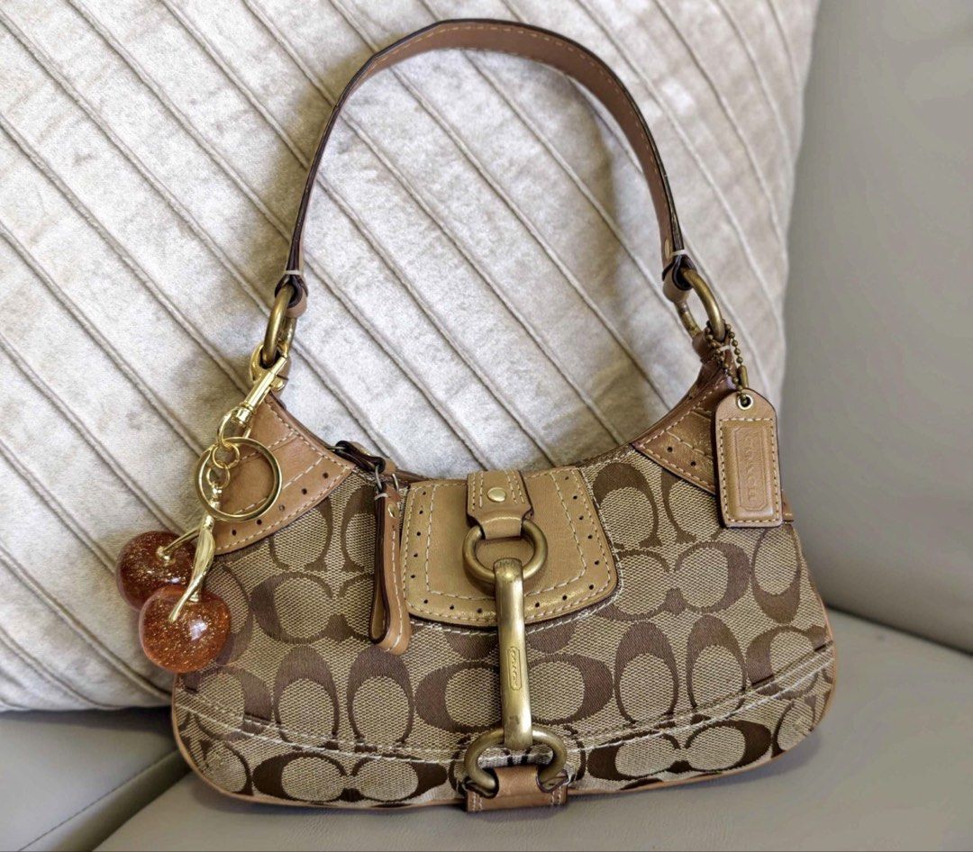 coach bag (Category: Luxury Bags & Wallets) located in Danao, Cebu. Submitted by jnlm_.42 (Listing ID 1465982802, Image 1). Description: no low ballers no flaws good as new.