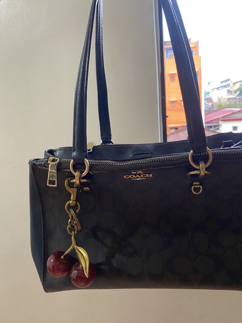 Coach bag (Category: Shoulder Bags) located in Pasig City. Submitted by avery4444 (Listing ID 1466151903, Image 3). Description: Original coach bag, mejo yupi lang yung sa zipper area but okay pa .