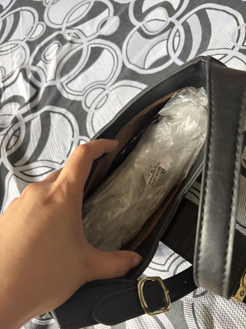 Coach Black Bag (Category: Shoulder Bags) located in Santiago. Submitted by jmayaa (Listing ID 1466018897, Image 3). Description: .