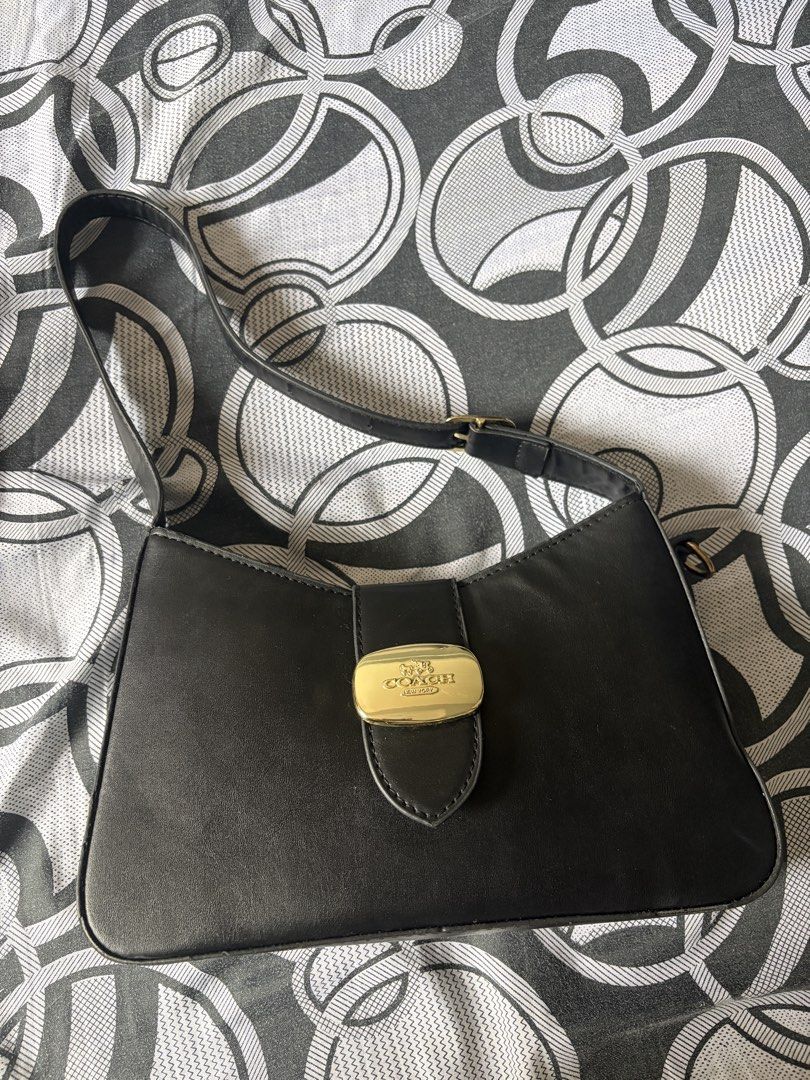 Coach Black Bag (Category: Shoulder Bags) located in Santiago. Submitted by jmayaa (Listing ID 1466018897, Image 1). Description: .