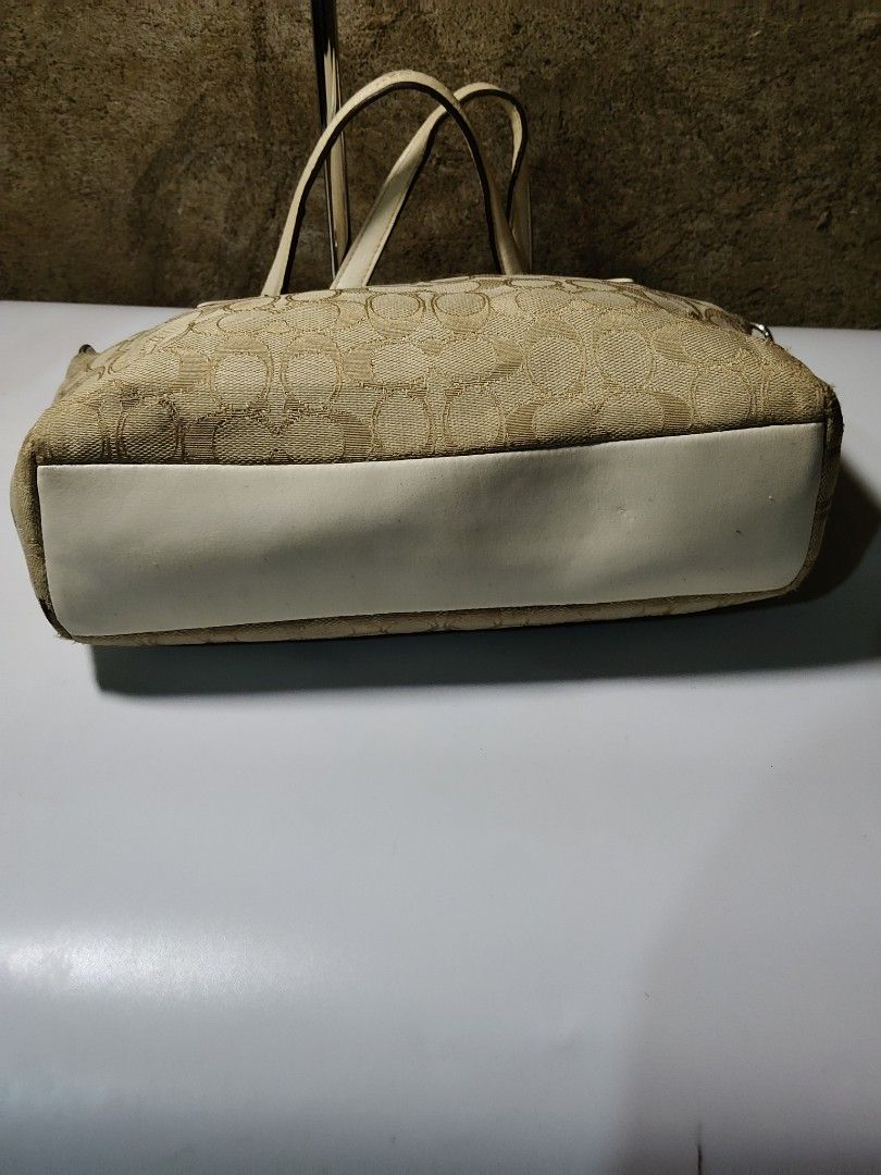 coach Canvas New york (Category: Shoulder Bags) located in Valencia. Submitted by coolwolf_27a64f (Listing ID 1466094349, Image 2). Description: AUTHENTIC/LEGIT Dimension 13x9 2 WAY BAG ISSUE RUBS/ LITTLE INK STAIN CLEAN INSIDE NO HOLES GOOD CONDITION GOOD FOR DAILY USE PRESENTABLE.