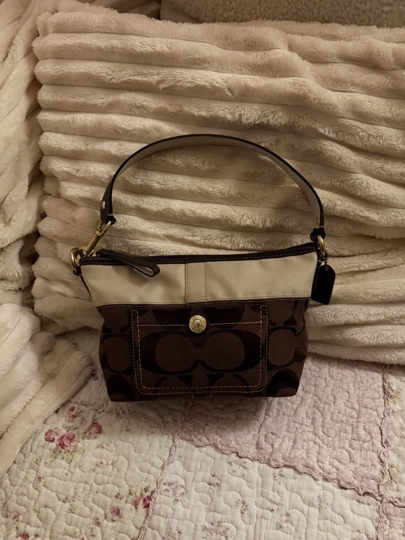 Coach choco brown shoulder bag (Category: Shoulder Bags) located in Rizal. Submitted by andeecluttering (Listing ID 1466033125, Image 1). Description: Flaws is on the leather lips (nag fade yung leather color) and also may fadings sa hardware not really visible naman sa malayo Note: firm price, wag na mag offer at mag tanong ng last price. .