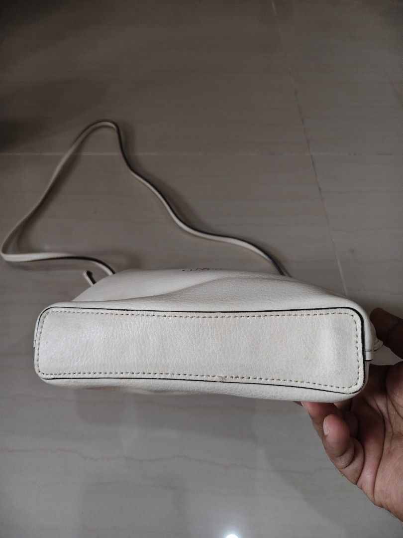 Coach Cross body Pebble Leather & Suede Interior (Category: Luxury Bags & Wallets) located in Iloilo. Submitted by branded-boy0422_16 (Listing ID 1465995635, Image 3). Description: Excellent to as new No crack leather no scratch Need washed only Issue: fade creed Ganda nito sa personal.