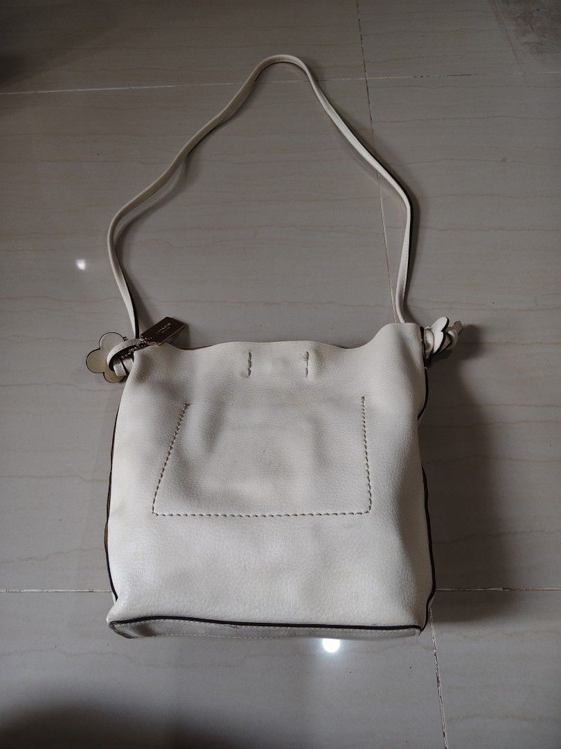 Coach Cross body Pebble Leather & Suede Interior (Category: Luxury Bags & Wallets) located in Iloilo. Submitted by branded-boy0422_16 (Listing ID 1465995635, Image 2). Description: Excellent to as new No crack leather no scratch Need washed only Issue: fade creed Ganda nito sa personal.