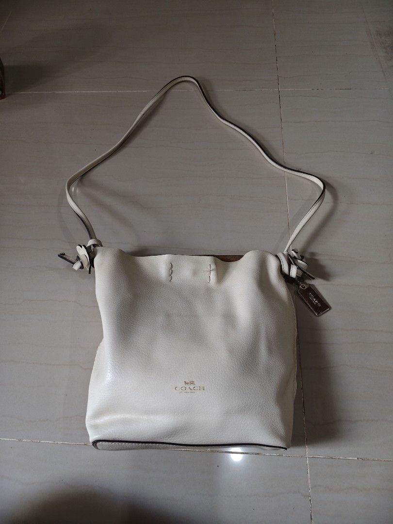 Coach Cross body Pebble Leather & Suede Interior (Category: Luxury Bags & Wallets) located in Iloilo. Submitted by branded-boy0422_16 (Listing ID 1465995635, Image 1). Description: Excellent to as new No crack leather no scratch Need washed only Issue: fade creed Ganda nito sa personal.