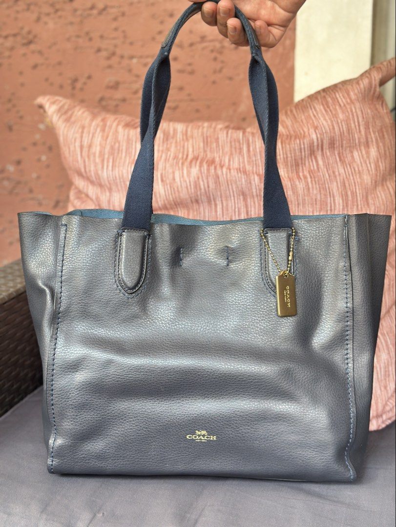 Coach Derby Tote Bag (Category: Tote Bags) located in Cavite. Submitted by bellegeneveo8 (Listing ID 1465993973, Image 1). Description: 100% Original Coach Derby Tote bag Check photos for flaws.