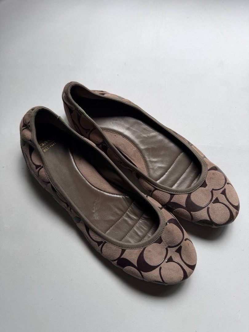 Coach Flats (Category: Sandals) located in Cagayan de Oro. Submitted by thrift_crate.ph (Listing ID 1466097837, Image 2). Description: ᴄᴏᴀᴄʜ ғʟᴀᴛs 𝟾ᴜs ᴡᴍɴs / 𝟸𝟻ᴄᴍ 𝐒𝐢𝐳𝐞: 8US / 25cm 𝐂𝐨𝐧𝐝𝐢𝐭𝐢𝐨𝐧 𝐫𝐚𝐭𝐞: 10/10 𝐂𝐨𝐥𝐨𝐫 𝐫𝐚𝐭𝐞: 10/10 Issue/s: NO ISSUES Description: Coded.