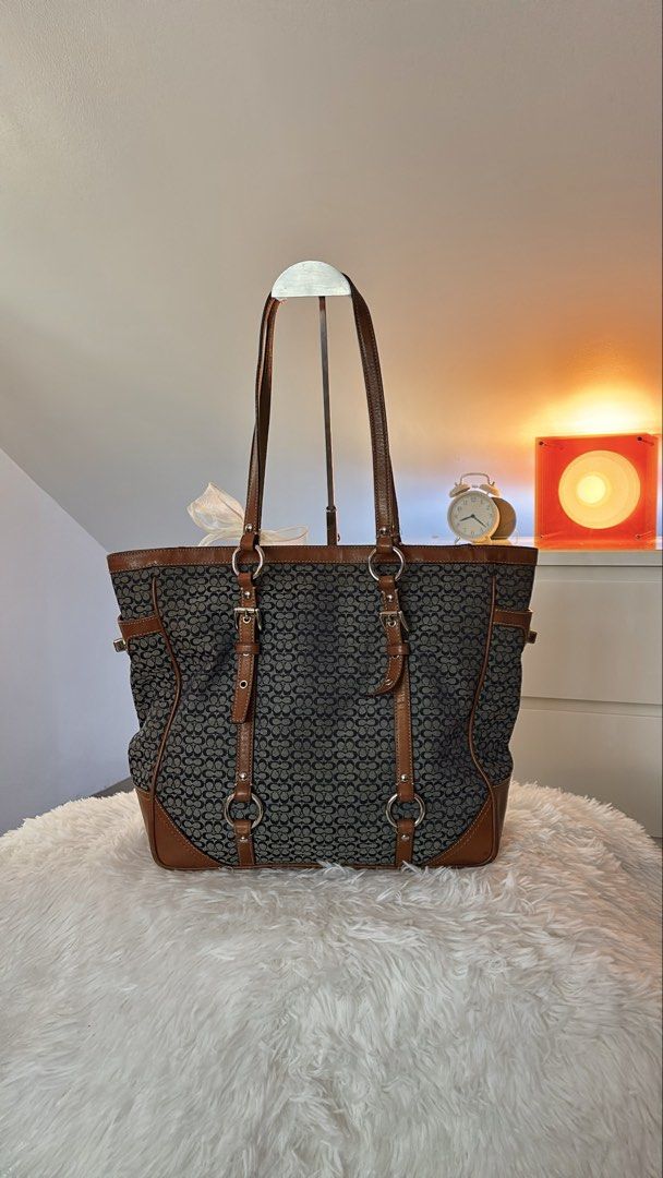 Coach Gallery Tote (Category: Luxury Bags & Wallets) located in Cavite. Submitted by helpdeclutterthisgirl (Listing ID 1466085520, Image 3). Description: Coach Gallery tote 🏷️ ₱ 2,899 - guaranteed authentic - clean interior - good condition - clean canvas - normal sign of usage - no issue.