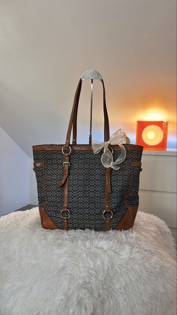 Coach Gallery Tote (Category: Luxury Bags & Wallets) located in Cavite. Submitted by helpdeclutterthisgirl (Listing ID 1466085520, Image 2). Description: Coach Gallery tote 🏷️ ₱ 2,899 - guaranteed authentic - clean interior - good condition - clean canvas - normal sign of usage - no issue.