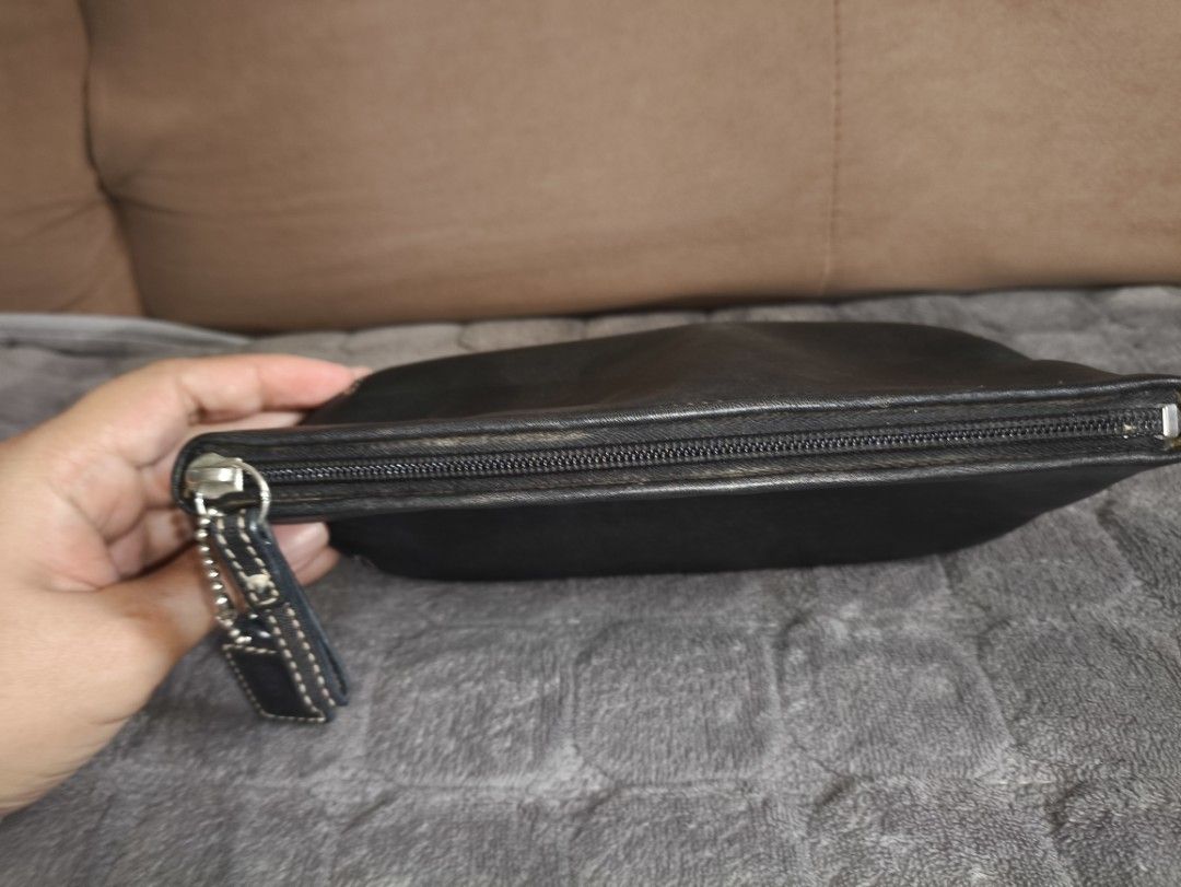 COACH Hampton Cosmetic Pouch (Category: Wallets & Card holders) located in San Jose. Submitted by nnayramsfinds (Listing ID 1465980784, Image 2). Description: -SF is 75 -with hangtag.