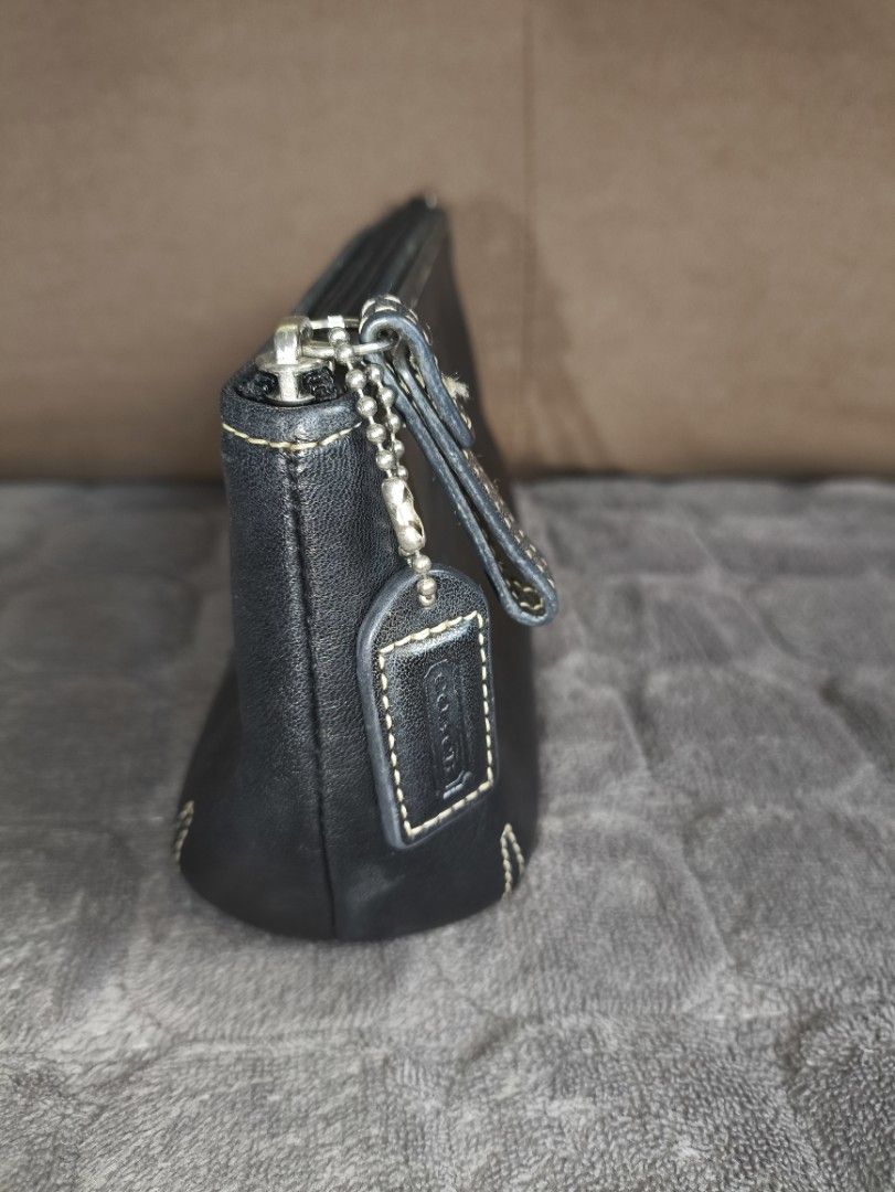 COACH Hampton Cosmetic Pouch (Category: Wallets & Card holders) located in San Jose. Submitted by nnayramsfinds (Listing ID 1465980784, Image 3). Description: -SF is 75 -with hangtag.
