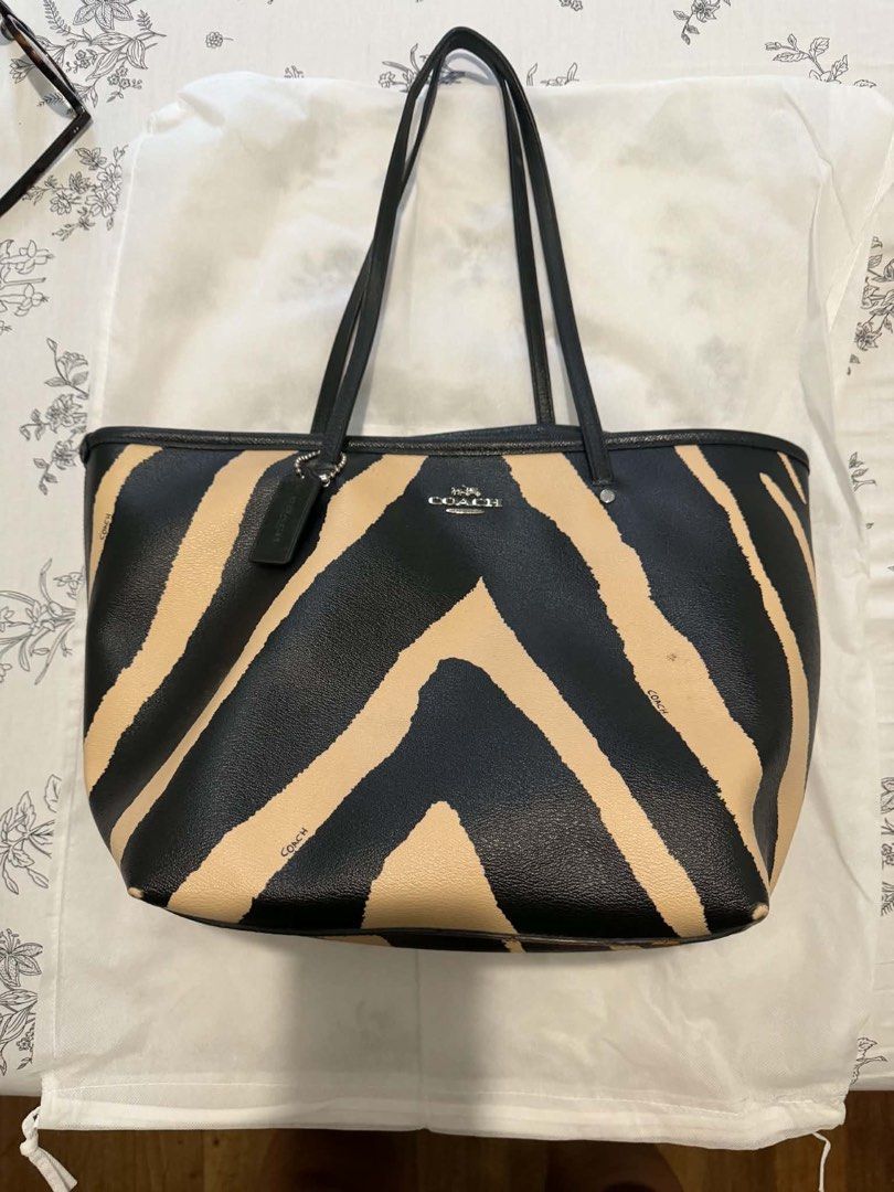 COACH Leather Tote Bag (Category: Shoulder Bags) located in Quezon City. Submitted by mkl.p (Listing ID 1465985255, Image 1). Description: - slightly used - PRELOVED; pls manage expectations - authentic - 9/10 - only flaw is yung encircled small stain (removable) - no original dust bag included loc: visayas ave qc.