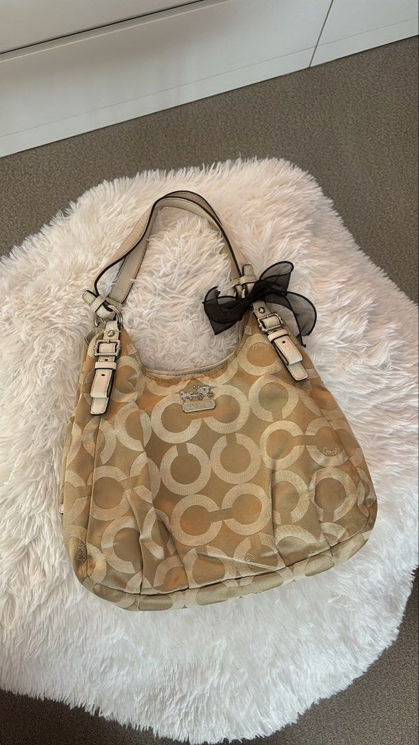 Coach Madison (Category: Luxury Bags & Wallets) located in Cavite. Submitted by helpdeclutterthisgirl (Listing ID 1466087281, Image 2). Description: Coach Madison Shoulder Bag 🏷️ ₱ 2,999 - guaranteed authentic - clean interior - good condition - clean canvas - normal sign of usage .