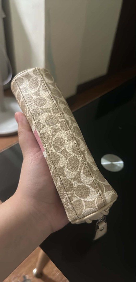 Coach Makeup Pouch (Category: Luxury Bags & Wallets) located in Manila. Submitted by prettyprincess_rabbit (Listing ID 1466109817, Image 3). Description: Can lower to 550 if PAYO! Good condition, needs cleaning inside.