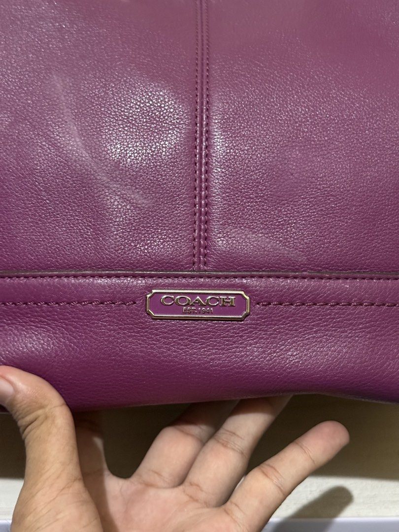 Coach Park Leather Carrie Tote (Category: Luxury Bags & Wallets) located in Cagayan de Oro. Submitted by twice.but.nice.blackmarket (Listing ID 1465995821, Image 2). Description: Very good condition Sign of usages YKK zip.