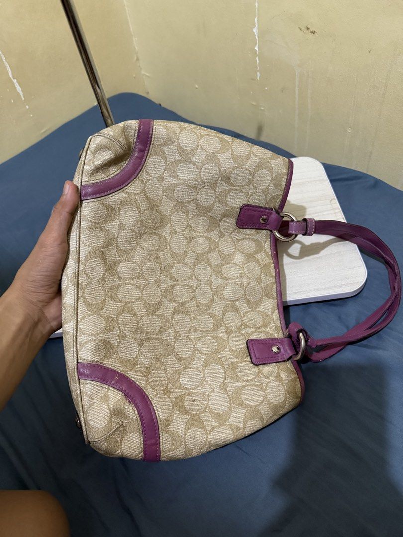 Coach Peyton Shopper Carryall Tote (Category: Luxury Bags & Wallets) located in Cagayan de Oro. Submitted by twice.but.nice.blackmarket (Listing ID 1465994980, Image 2). Description: Very good condition Sign of usages .