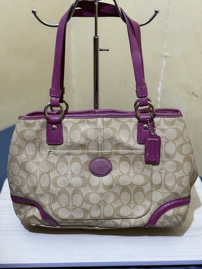 Coach Peyton Shopper Carryall Tote (Category: Luxury Bags & Wallets) located in Cagayan de Oro. Submitted by twice.but.nice.blackmarket (Listing ID 1465994980, Image 1). Description: Very good condition Sign of usages .