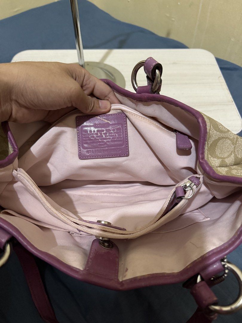 Coach Peyton Shopper Carryall Tote (Category: Luxury Bags & Wallets) located in Cagayan de Oro. Submitted by twice.but.nice.blackmarket (Listing ID 1465994980, Image 3). Description: Very good condition Sign of usages .