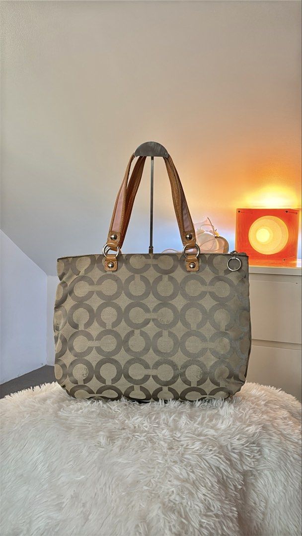 Coach Pink Poppy Bag - complete hangtag (Category: Luxury Bags & Wallets) located in Cavite. Submitted by helpdeclutterthisgirl (Listing ID 1466085974, Image 3). Description: Coach Poppy Shoulder Bag 🏷️ ₱ 2,499 - guaranteed authentic - with complete 3 hangtag - clean interior - good condition - clean canvas - normal sign of usage - crack creed only last photo.