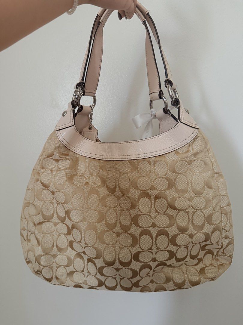 Coach pink soho lynn (Category: Shoulder Bags) located in Manila. Submitted by shoppshopp (Listing ID 1466000054, Image 2). Description: .