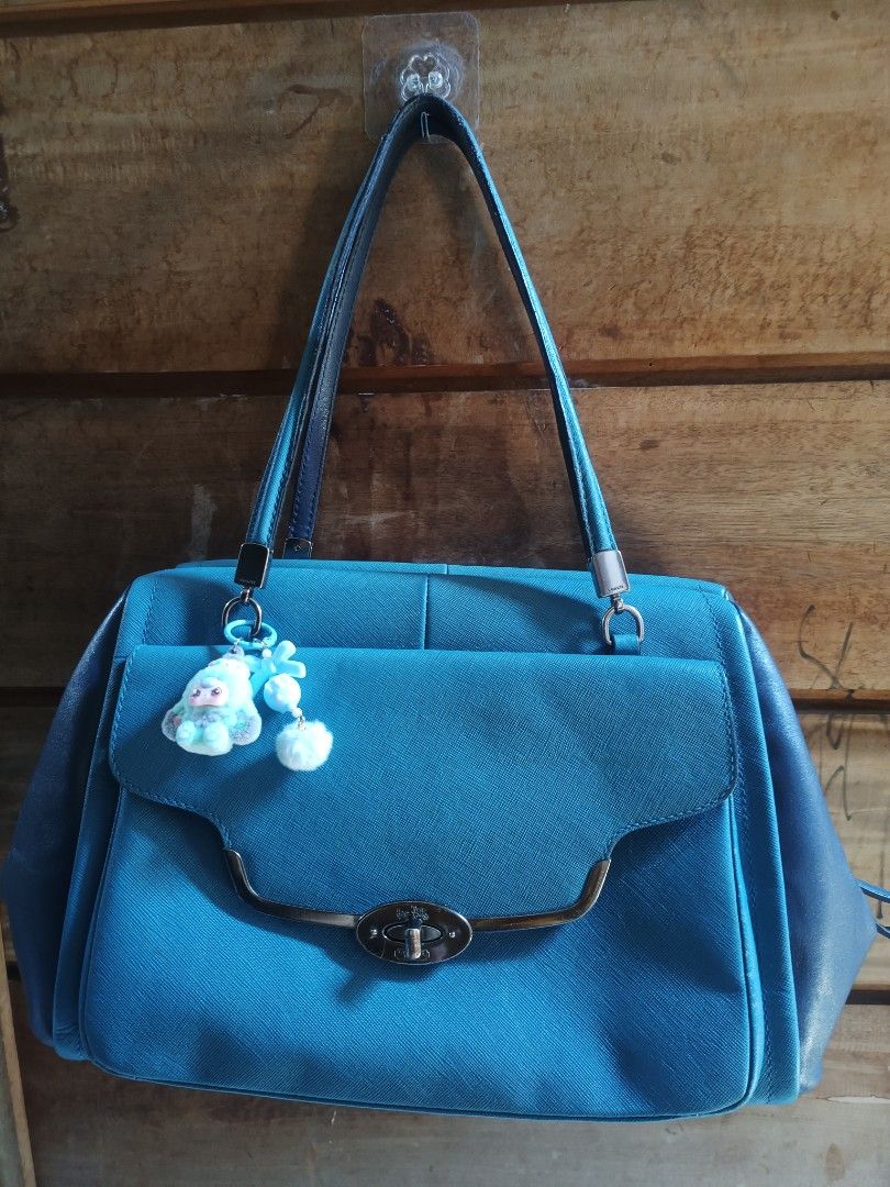 Coach shoulder bag (Category: Shoulder Bags) located in Cebu City. Submitted by elen30abalo (Listing ID 1462089509, Image 1). Description: .