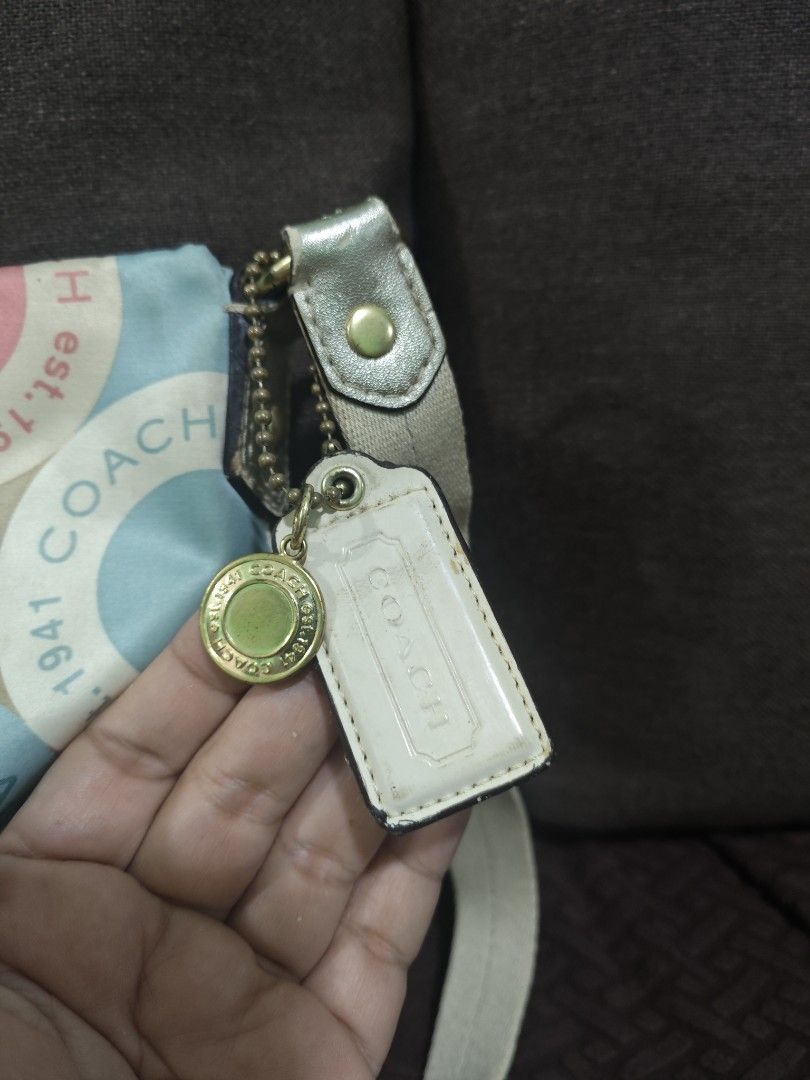Coach sling bag (Category: Luxury Bags & Wallets) located in Pili. Submitted by zaneombao03491 (Listing ID 1465956802, Image 3). Description: .