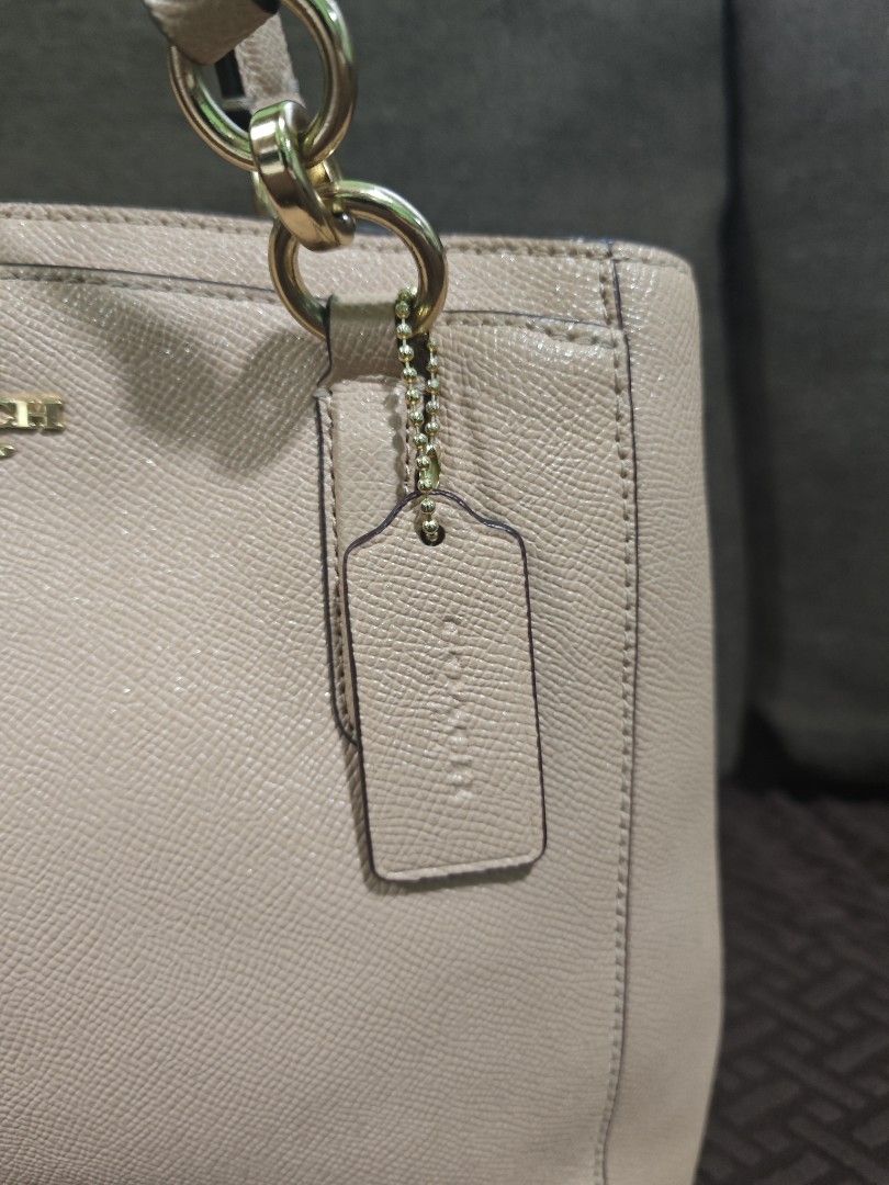Coach small hand/shoulder bag (Category: Luxury Bags & Wallets) located in Pili. Submitted by zaneombao03491 (Listing ID 1465956554, Image 2). Description: .