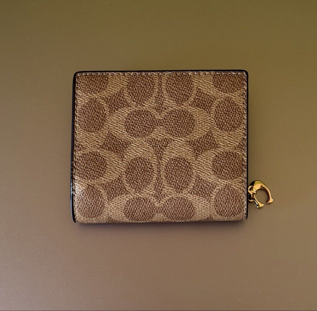 Coach Snap Wallet In Signature Canvas (Category: Wallets & Card holders) located in Antipolo. Submitted by dvn_sbrpn (Listing ID 1465969509, Image 2). Description: Snap wallet in signature canvas (tan/brown colorway) Guaranteed authentic, good as brand new with original tags included Personally bought this from a Coach Outlet store in LA for $150 No box, store didn’t provide one talaga Slightly negotiable for sure buyers 5 card slots with zippere