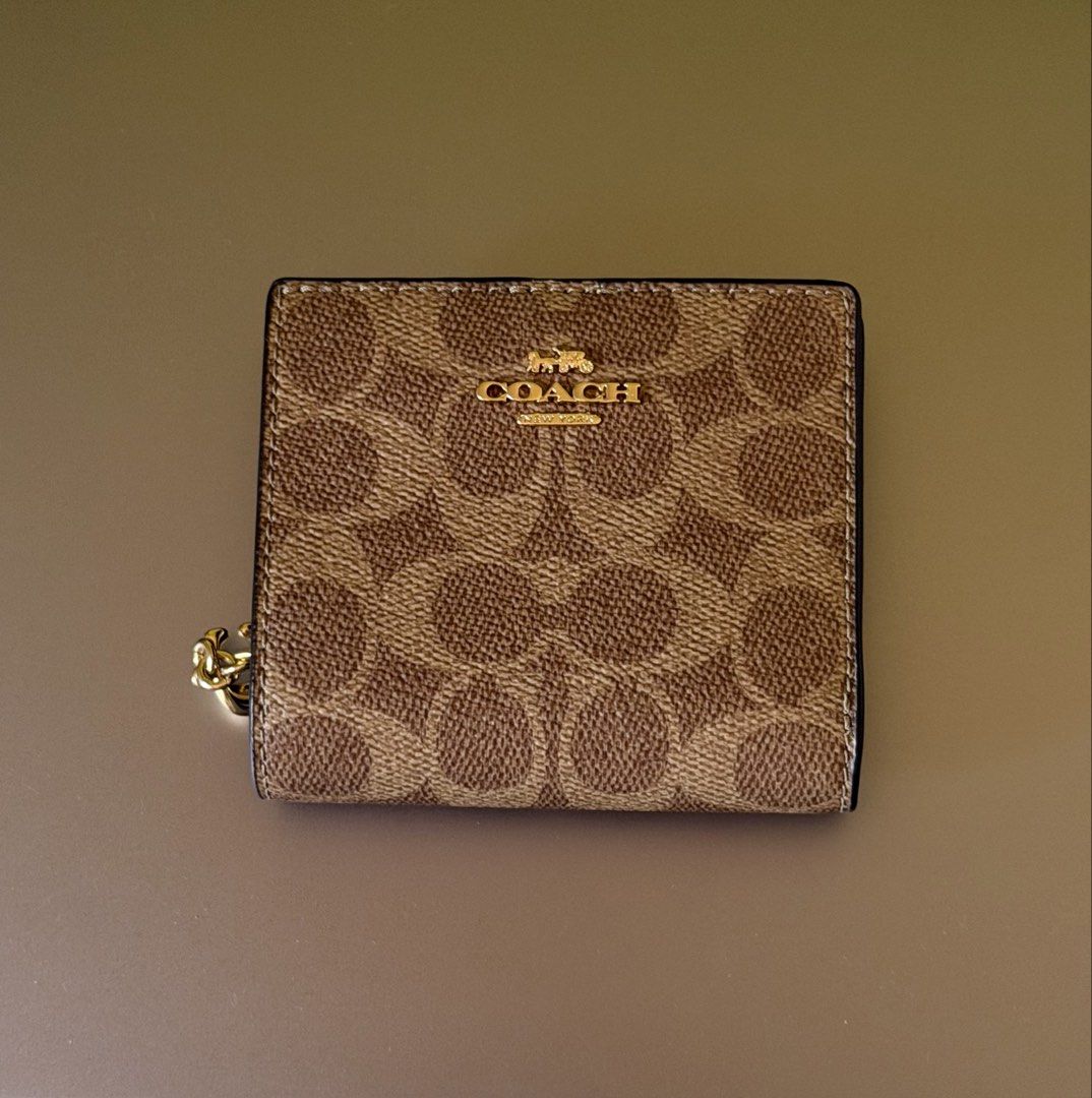 Coach Snap Wallet In Signature Canvas (Category: Wallets & Card holders) located in Antipolo. Submitted by dvn_sbrpn (Listing ID 1465969509, Image 1). Description: Snap wallet in signature canvas (tan/brown colorway) Guaranteed authentic, good as brand new with original tags included Personally bought this from a Coach Outlet store in LA for $150 No box, store didn’t provide one talaga Slightly negotiable for sure buyers 5 card slots with zippere