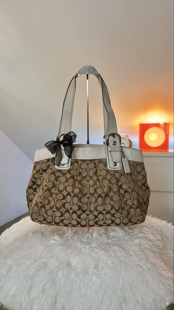Coach soho pleated - large (Category: Luxury Bags & Wallets) located in Cavite. Submitted by helpdeclutterthisgirl (Listing ID 1466085095, Image 2). Description: Coach Pleated Soho 🏷️ ₱ 4,799 - guaranteed authentic - with hangtag - clean interior - good condition - clean canvas - normal sign of usage - no issue.