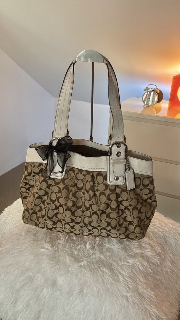 Coach soho pleated - large (Category: Luxury Bags & Wallets) located in Cavite. Submitted by helpdeclutterthisgirl (Listing ID 1466085095, Image 3). Description: Coach Pleated Soho 🏷️ ₱ 4,799 - guaranteed authentic - with hangtag - clean interior - good condition - clean canvas - normal sign of usage - no issue.