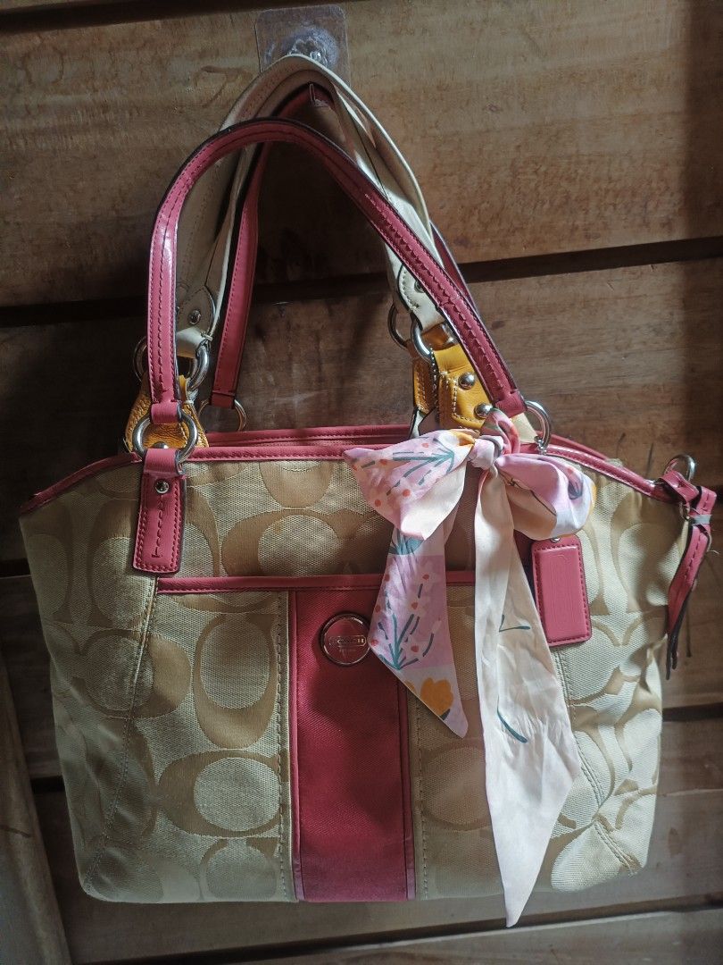 Coach tote bag (Category: Luxury Bags & Wallets) located in Cebu City. Submitted by elen30abalo (Listing ID 1462349351, Image 1). Description: - Authentic Coach satchel bag - Signature monogram print - Chic pink leather trim and handles - Detachable crossbody strap included - Elegant gold chain detail - Versatile for everyday or evening wear.