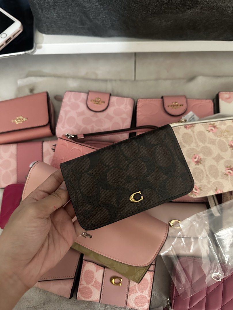 Coach wallet brown black 🛖🖤🤎 (Category: Wallets & Card Holders) located in Manila. Submitted by mysticearth-05ce (Listing ID 1466038728, Image 3). Description: Lalamove ready actual pic posted.
