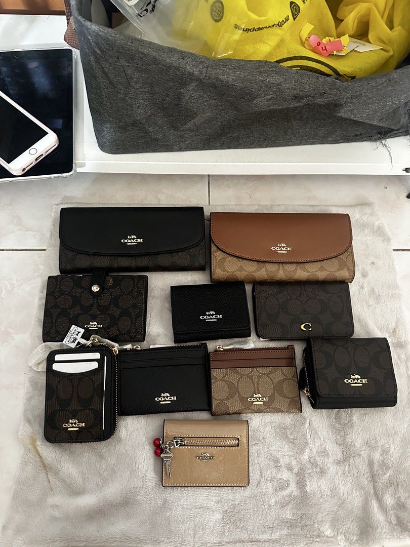Coach wallet brown black 🛖🖤🤎 (Category: Wallets & Card Holders) located in Manila. Submitted by mysticearth-05ce (Listing ID 1466038728, Image 1). Description: Lalamove ready actual pic posted.