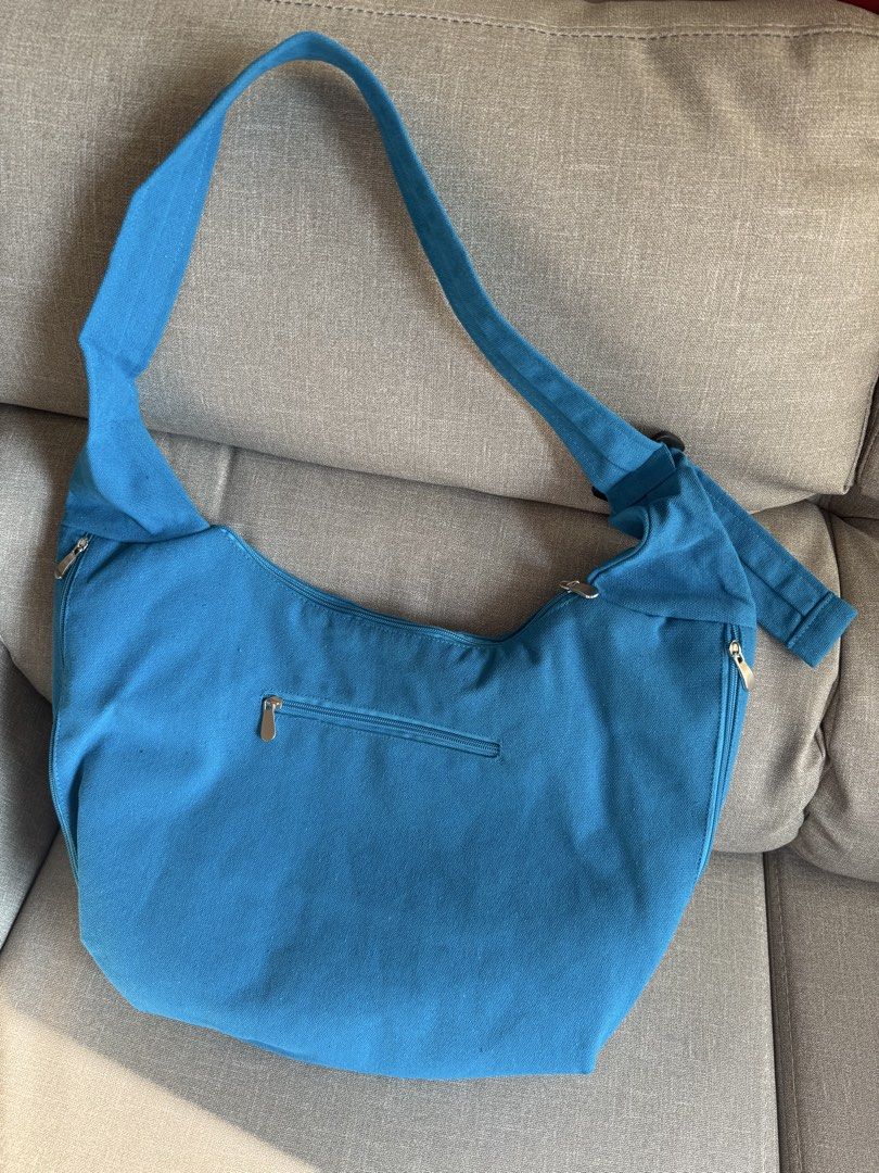 Coffee Bean and Tea Leaf Bag (Category: Cross-body Bags) located in Makati City. Submitted by livlyf (Listing ID 1466150101, Image 3). Description: Coffee Bean and Tea Leaf Bag.