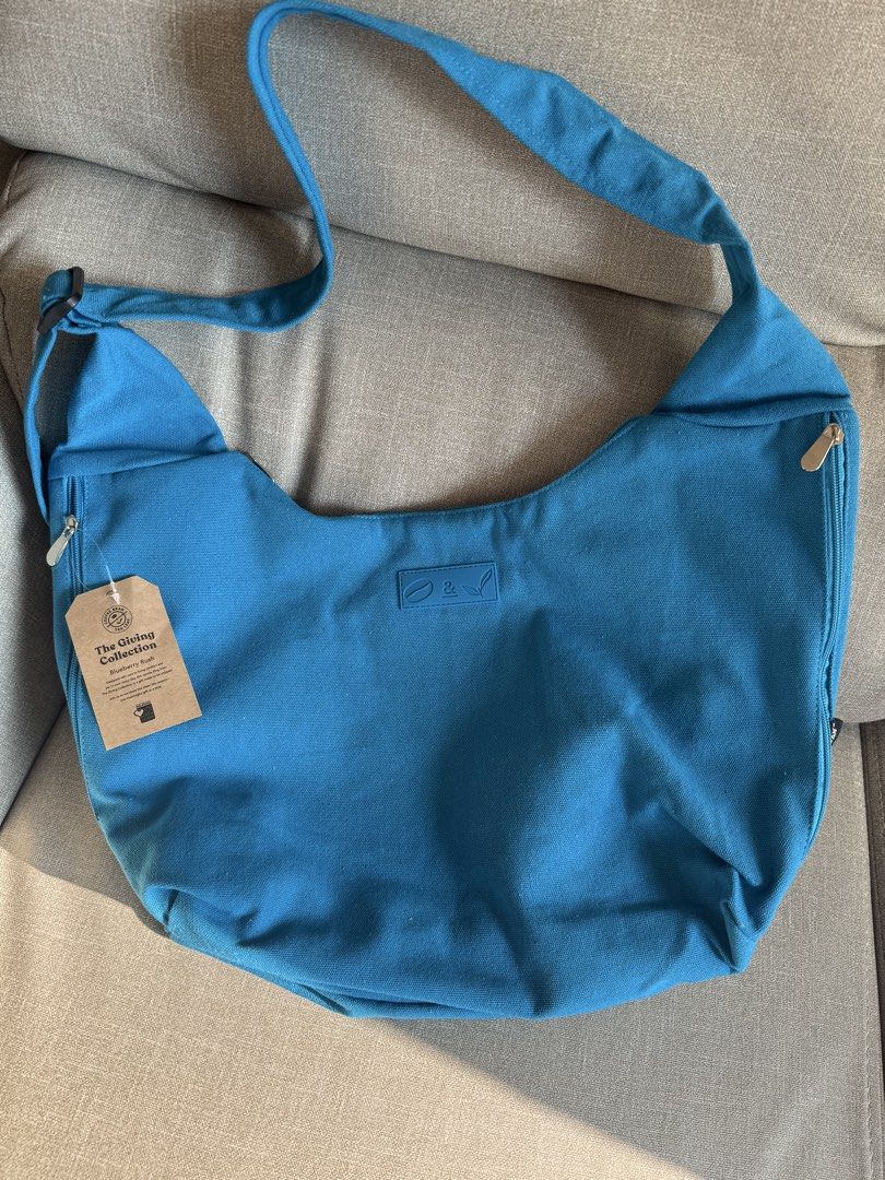 Coffee Bean and Tea Leaf Bag (Category: Cross-body Bags) located in Makati City. Submitted by livlyf (Listing ID 1466150101, Image 2). Description: Coffee Bean and Tea Leaf Bag.