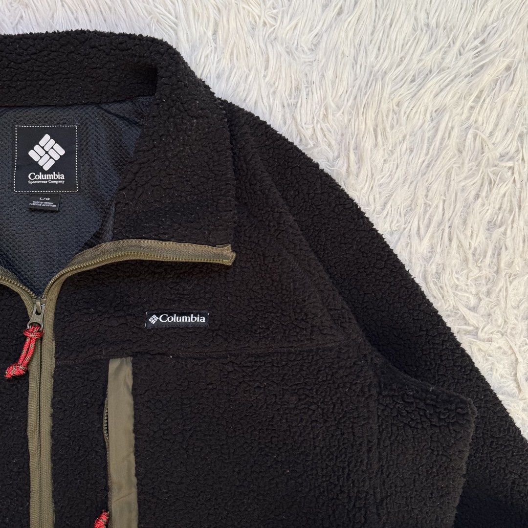 Columbia (Category: Coats, Jackets and Outerwear) located in Baguio. Submitted by sellingtonshop (Listing ID 1466060506, Image 3). Description: s27. Columbia black label sherpa fleece jacket Size: L Dimes: 29*28 Condition: very good Issue: lints Grab: 980.