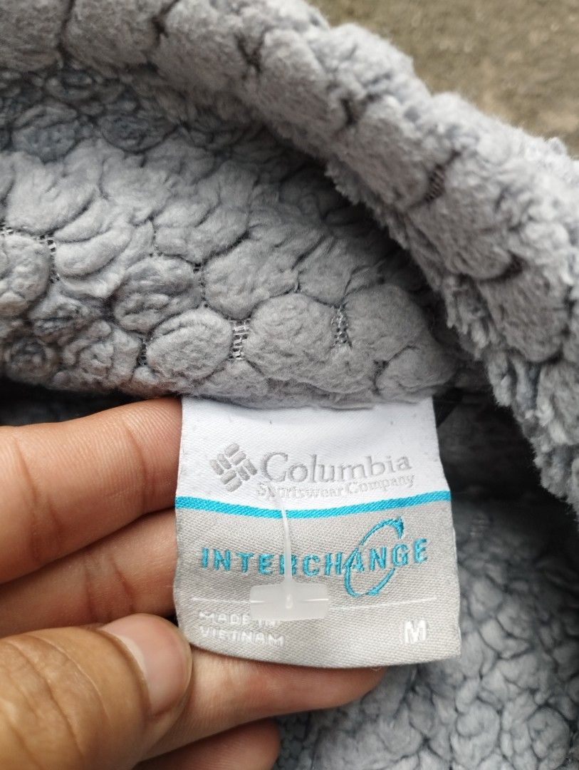 Columbia Gray Fleece Jacket (Category: Coats, Jackets and Outerwear) located in Manila. Submitted by neil_sellingaccount (Listing ID 1466089339, Image 3). Description: 21 width 24 length 10/10 color rate excellent no issue.