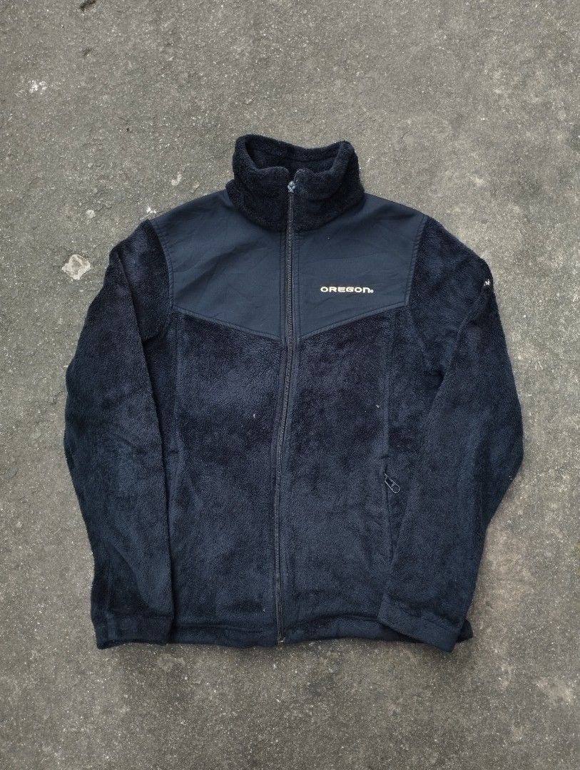 Columbia Oregon Ducks Black Fleece Jacket (Category: Coats, Jackets and Outerwear) located in Manila. Submitted by neil_sellingaccount (Listing ID 1466089003, Image 1). Description: 19 width 24 length 10/10 color rate excellent issue: putol zipper pero working excellent.