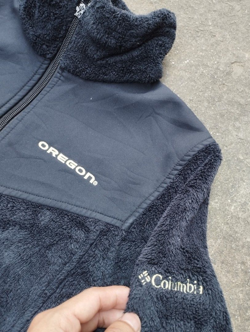 Columbia Oregon Ducks Black Fleece Jacket (Category: Coats, Jackets and Outerwear) located in Manila. Submitted by neil_sellingaccount (Listing ID 1466089003, Image 3). Description: 19 width 24 length 10/10 color rate excellent issue: putol zipper pero working excellent.