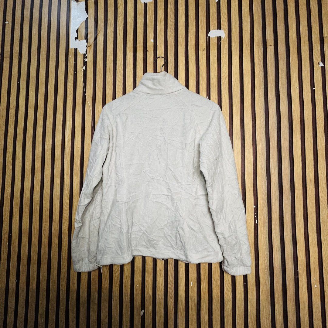 COLUMBIA WHITE MEDIUM 21x24 YG02502 (Category: Coats, Jackets and Outerwear) located in Dasmarinas. Submitted by yg_supplies (Listing ID 1466046160, Image 2). Description: COLUMBIA WHITE MEDIUM 21x24 YG02502.