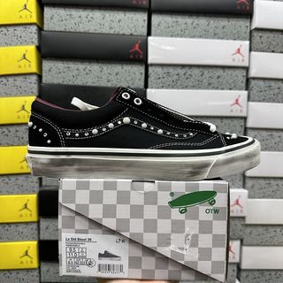 (Category: ) located in . Submitted by pickplanet_sneaker_shirt (Listing ID 1466137014, Image 1). Description: .