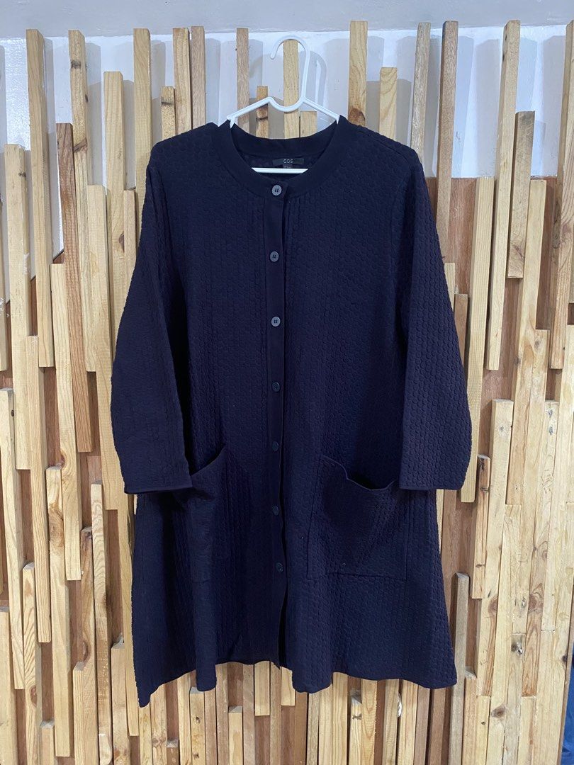 Cos Jacquard Knit Cardigan (Category: Coats, Jackets and Outerwear) located in Mabalacat. Submitted by calmrabbit.ae2127 (Listing ID 1466059495, Image 3). Description: .