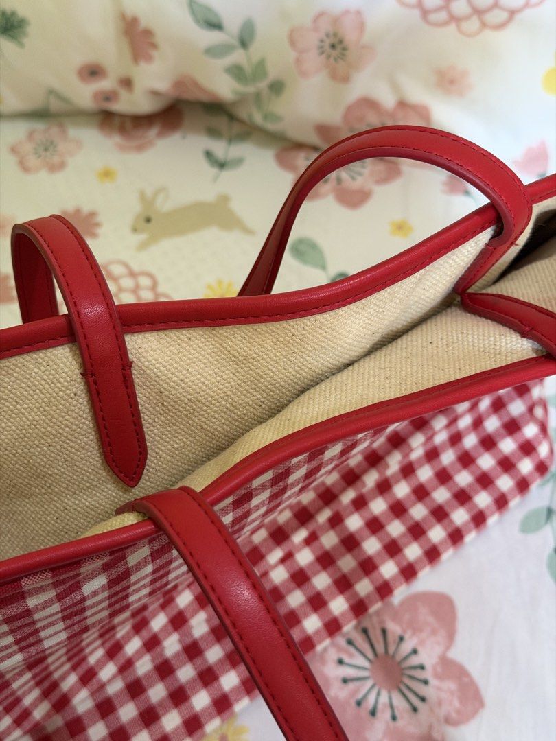 Cottagecore Red Gingham Picnic Tote Bag (Category: Shoulder Bags) located in Antipolo. Submitted by dvn_sbrpn (Listing ID 1465955402, Image 3). Description: Cotton in red gingham (actual fabric, gingham isn’t just printed on) Lining is canvas material Magnet closure No major flaws to declare Dimensions: approx. 39cm width x 29cm height.