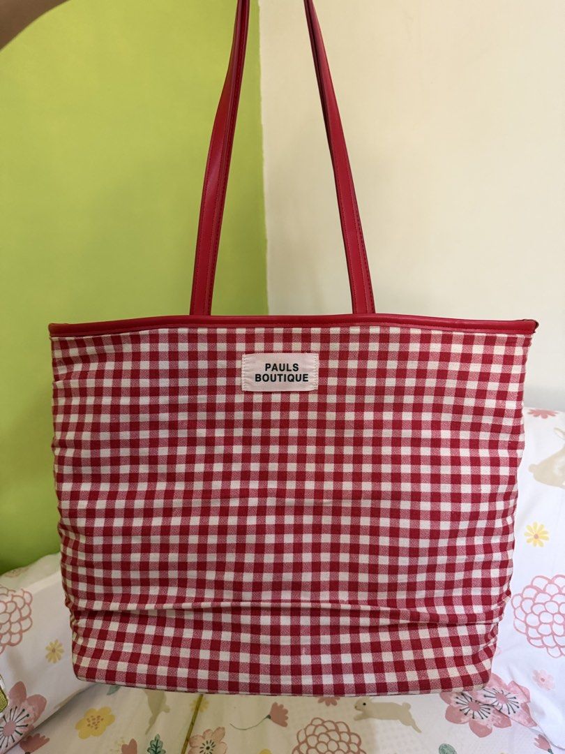 Cottagecore Red Gingham Picnic Tote Bag (Category: Shoulder Bags) located in Antipolo. Submitted by dvn_sbrpn (Listing ID 1465955402, Image 1). Description: Cotton in red gingham (actual fabric, gingham isn’t just printed on) Lining is canvas material Magnet closure No major flaws to declare Dimensions: approx. 39cm width x 29cm height.