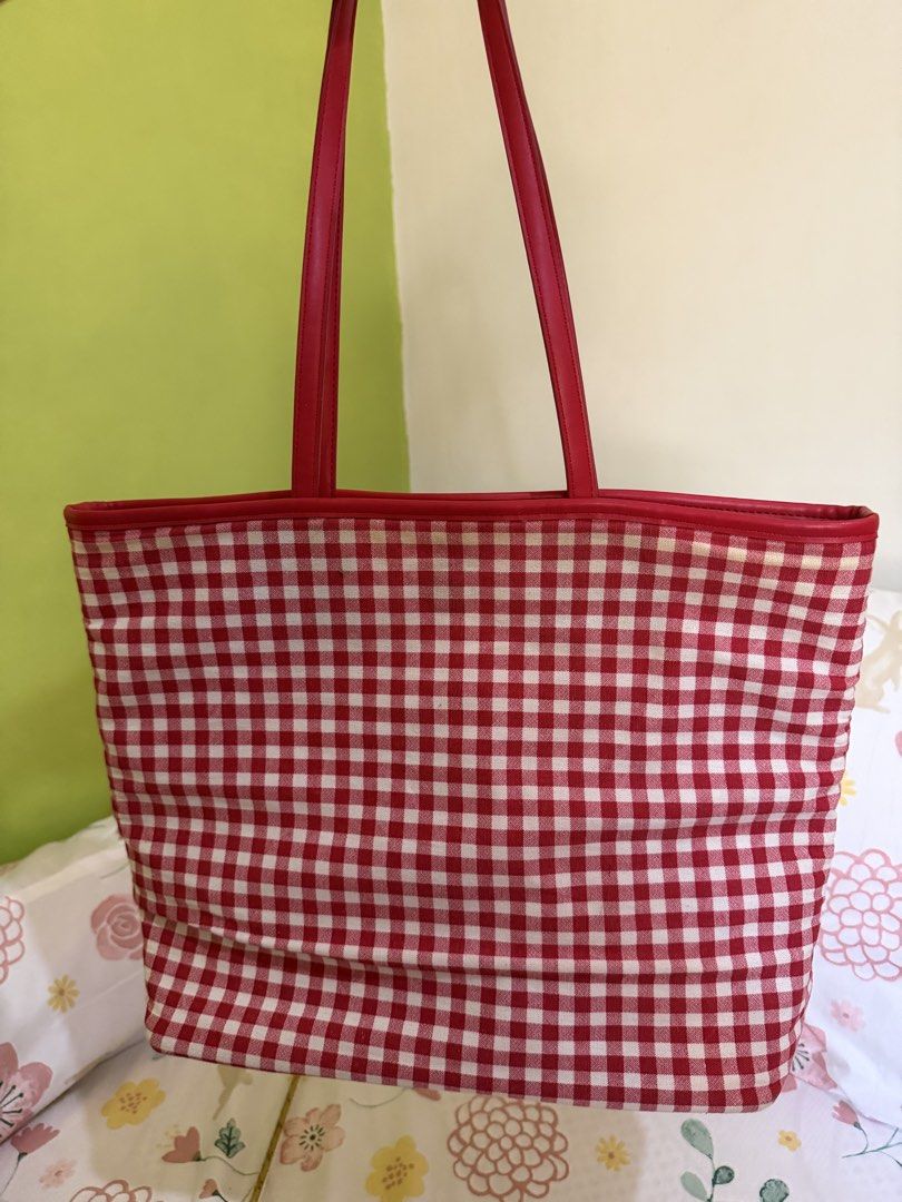 Cottagecore Red Gingham Picnic Tote Bag (Category: Shoulder Bags) located in Antipolo. Submitted by dvn_sbrpn (Listing ID 1465955402, Image 2). Description: Cotton in red gingham (actual fabric, gingham isn’t just printed on) Lining is canvas material Magnet closure No major flaws to declare Dimensions: approx. 39cm width x 29cm height.