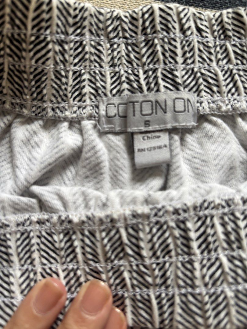 Cotton On Black and White Patterned Skirt Size S (Category: Skirts) located in Taguig. Submitted by narulover (Listing ID 1465980026, Image 2). Description: - Brand: Cotton On - Size: Small - Pattern: Black and white chevron - Waistband: Comfy elastic stretch (easy pull-on) - Features: Functional side pockets - Style: Casual, perfect for everyday wear and running errands.