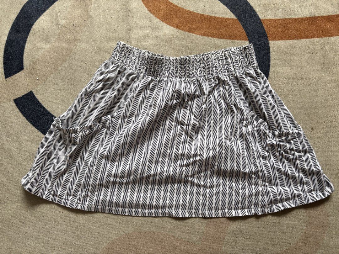 Cotton On Black and White Patterned Skirt Size S (Category: Skirts) located in Taguig. Submitted by narulover (Listing ID 1465980026, Image 1). Description: - Brand: Cotton On - Size: Small - Pattern: Black and white chevron - Waistband: Comfy elastic stretch (easy pull-on) - Features: Functional side pockets - Style: Casual, perfect for everyday wear and running errands.